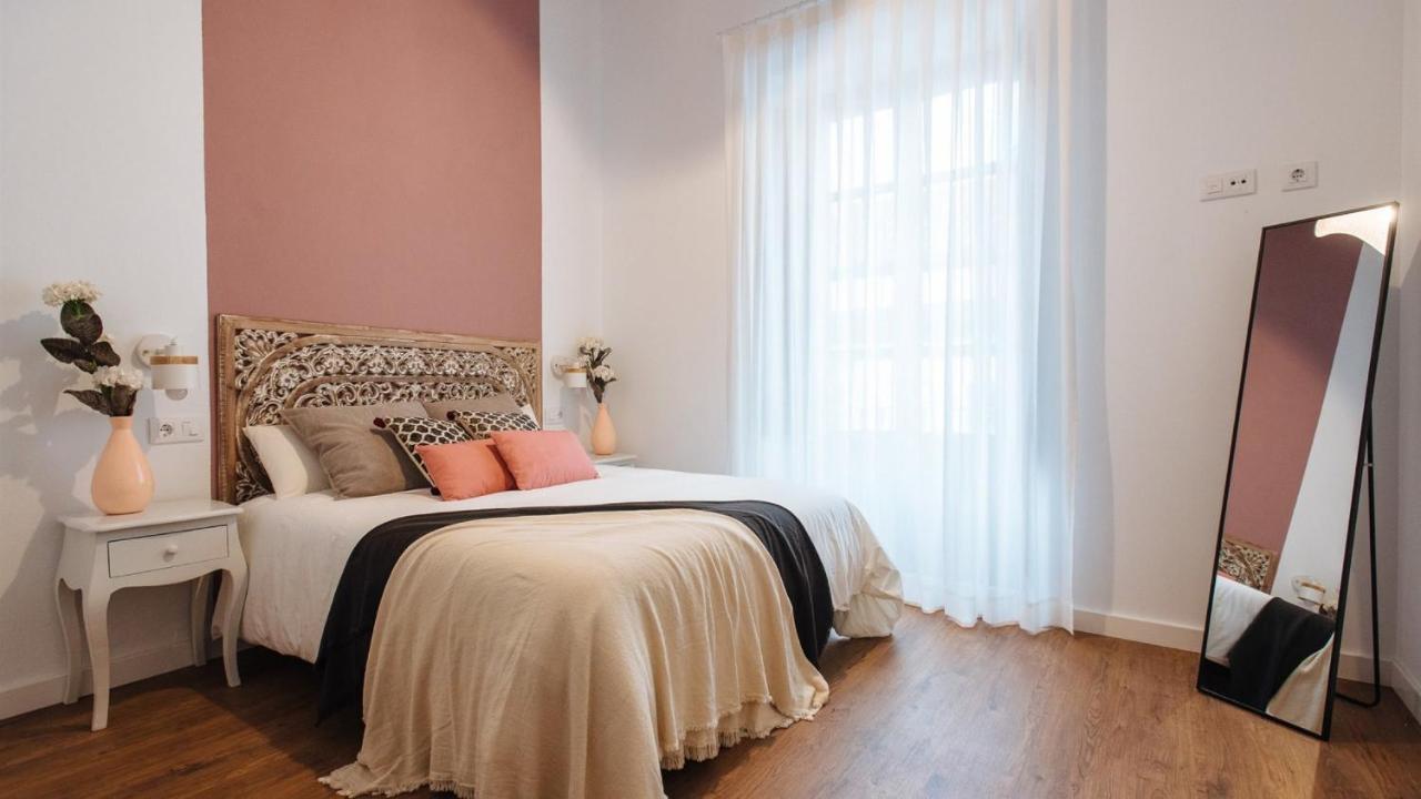 Lola De Triana Apartments Seville Exterior photo