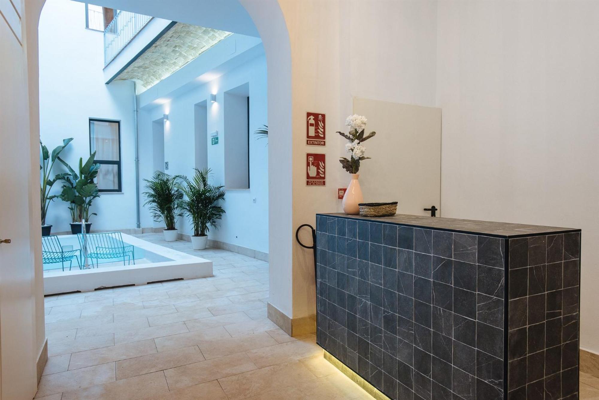 Lola De Triana Apartments Seville Exterior photo
